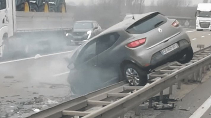 Un șofer român a filmat cap-coadă un grav accident pe autostradă. Video