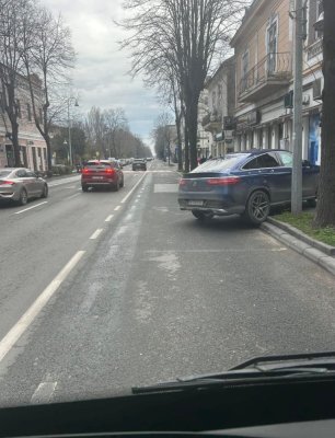 Un șofer distrat a blocat banda pentru autobuze, de pe Tomis, a încălecat trotuarul și spațiul verde