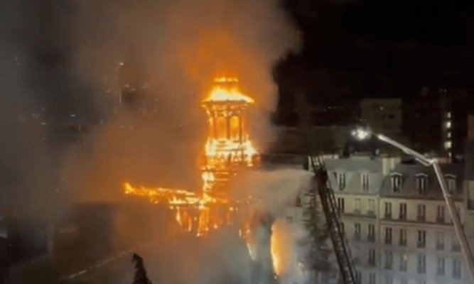 Incendiu uriaș în Paris, la sediul primăriei! Turnul ar putea să se prăbușească. Video