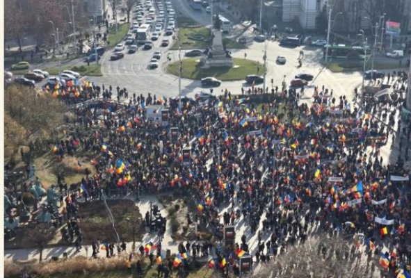 Un tânăr a fost depistat cu un briceag și echipamente militare la protestul AUR 