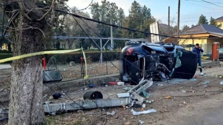 Accident mortal produs de un șofer începător. Tânărul de 18 ani s-a urcat beat la volan și a intrat cu mașina într-un stâlp