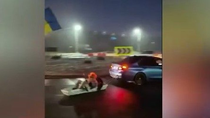 Provocare primită pe Tik Tok: Un șofer a făcut drifturi cu un sicriu legat de mașină, în care se aflau 2 oameni. Video
