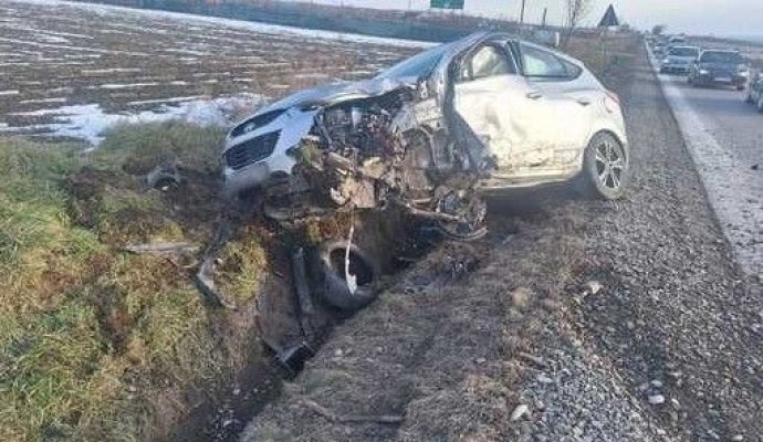Șapte persoane, între care 2 copii, au ajuns la spital, după o coliziune violentă între 2 autoturisme