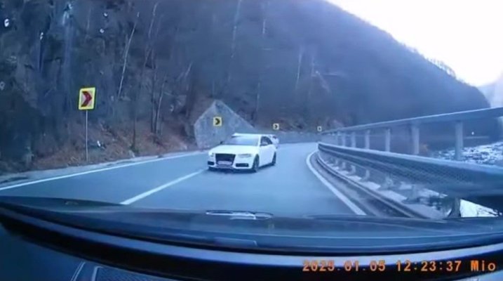 Șofer inconștient, aproape să producă o tragedie într-o curbă din Defileul Jiului. Video
