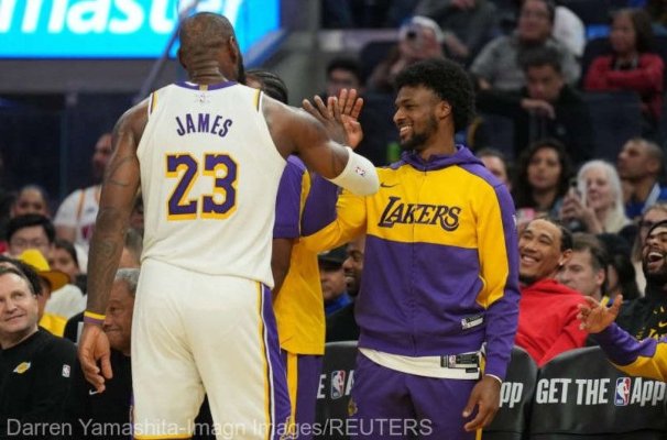 Baschet: NBA - Tricourile primului meci disputat de Bronny şi LeBron James, vândute cu peste 100.000 dolari
