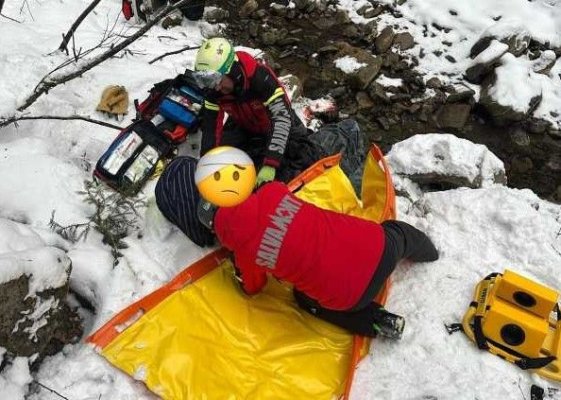 Un turist străin a murit după ce a sărit cu snowmobilul în albia unui pârâu