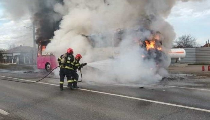 Un autocar cu 63 de elevi a luat foc în mers, în dreptul unei stații GPL