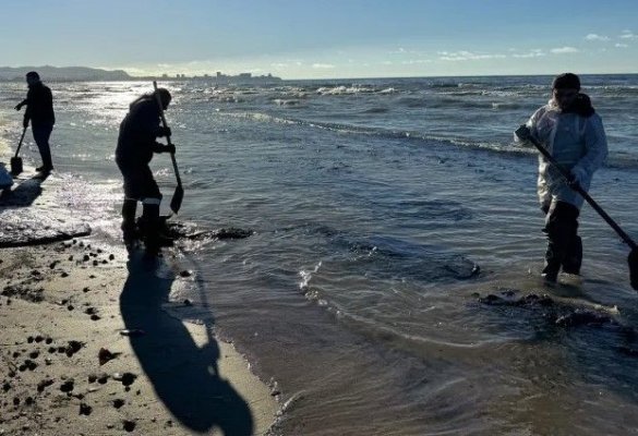 O nouă scurgere de păcură în Marea Neagră. Mai multe nave au fost trimise în zonă. Video