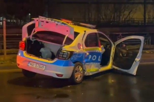Maşină de poliţie aflată în misiune, implicată într-un accident rutier grav. Opt persoane au ajuns la spital
