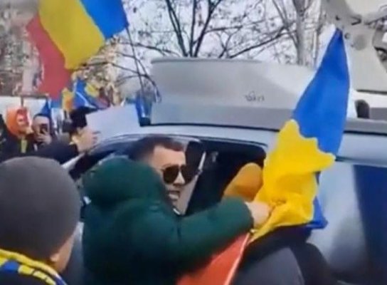 Bărbatul care a vandalizat mașina unor jurnaliști, la mitingul lui Călin Georgescu, a fost reținut