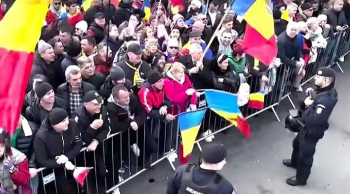 Bărbatul reținut după vandalizarea mașinii unor jurnaliști la mitingul pro-Georgescu, plasat sub control judiciar