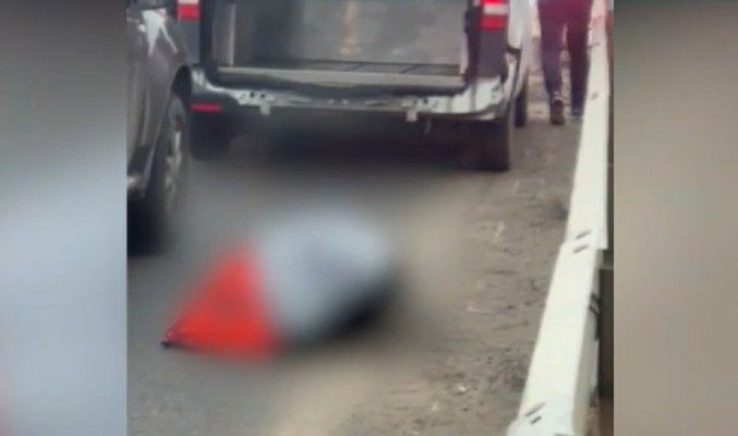 Șoferul unei mașini de pompe funebre a pierdut mortul pe șosea