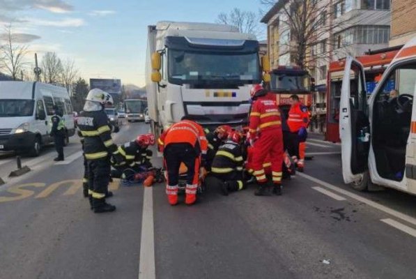 Bărbat lovit de un TIR pe trecerea de pietoni. Pompierii l-au scos de sub autocamion