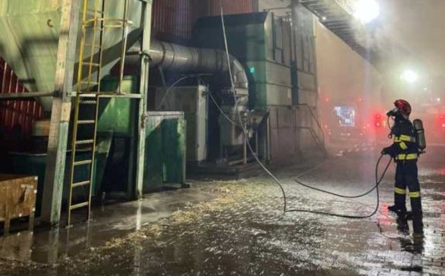 84 de persoane s-au autoevacuat dintr-o hală cuprinsă de flăcări