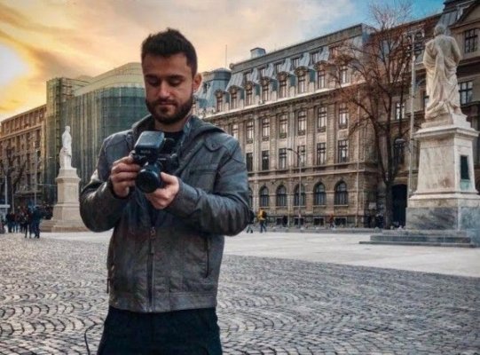 Influencer bătut pe stradă, după ce a insistat să-i ia interviu unui tânăr