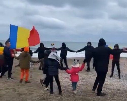 Constănțenii au făcut Hora Unirii pe plajă, de Ziua Unirii Principatelor Române. Video
