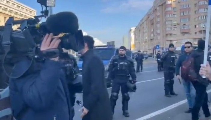 O echipă de jurnaliști de la un post de televiziune, agresată de susținătorii lui Georgescu. Video