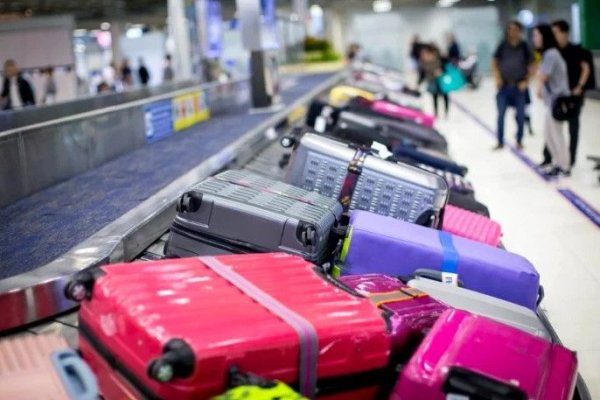Un politician e acuzat că a furat valize din aeroporturi și că ar fi vândut bunurile online