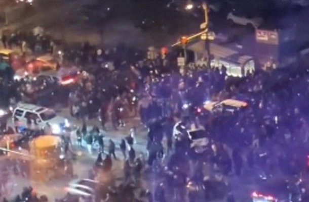 O mașină a intrat în mulțimea de fani, după victoria echipei Philadelphia Eagles. Video