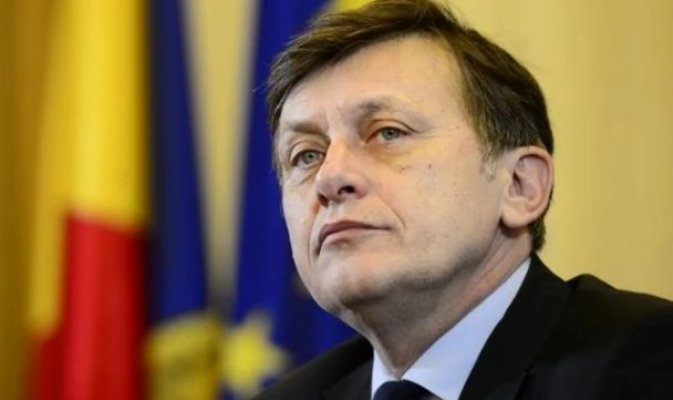 Crin Antonescu anunță că își suspendă candidatura la prezidențiale și acuză partidele că l-au lăsat singur