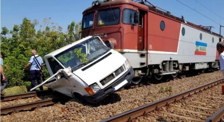 Accident feroviar grav, cu patru răniți. O mașină a fost lovită în plin de tren