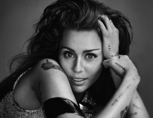 Miley Cyrus a făcut ravagii la globurile de aur. E considerată regina serii