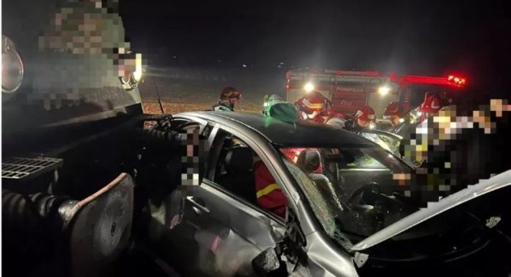 O mașină a fost spulberată de tren. Sunt 5 răniți, dintre care o persoană în stare extrem de gravă