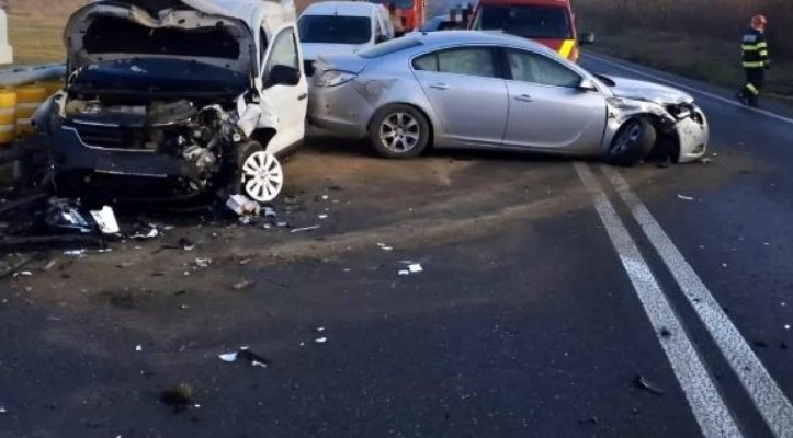 Accident grav! O fetiță și un bărbat, transportați la spital