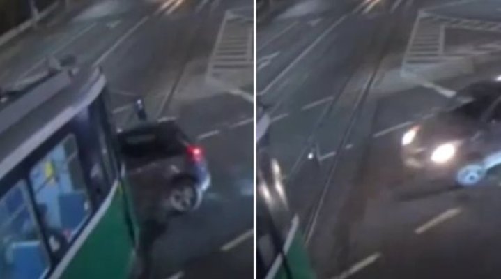 Momentul în care un autoturism este spulberat de un tramvai. Vatmanul nu a putut evita impactul. Video