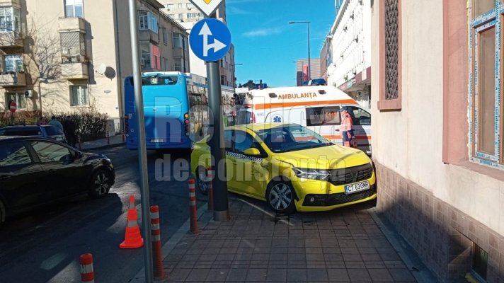Accident rutier în zona Tomis Mall. Un taxi a fost proiectat în zid. Video