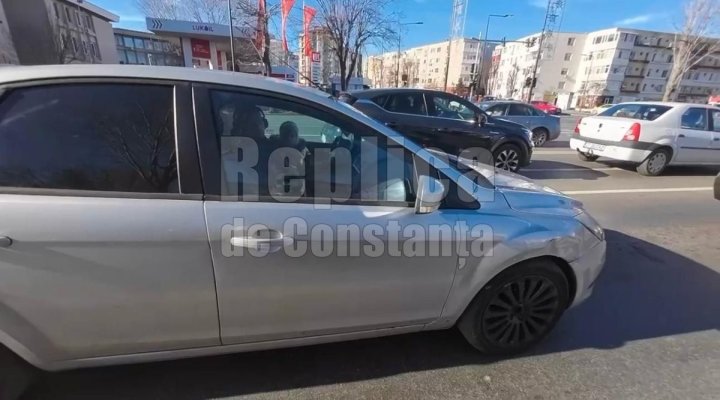 Pericol pe patru roți! Un șofer agresiv a pus viețile pietonilor în pericol, cu un bebeluș în brațe. Video