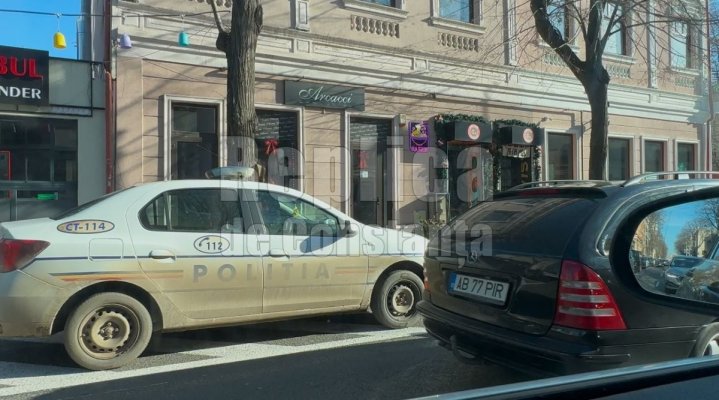 Pe șoferul mașinii de poliție care parchează neregulamentar pe bulevardul Tomis îl amendează cineva?! Video