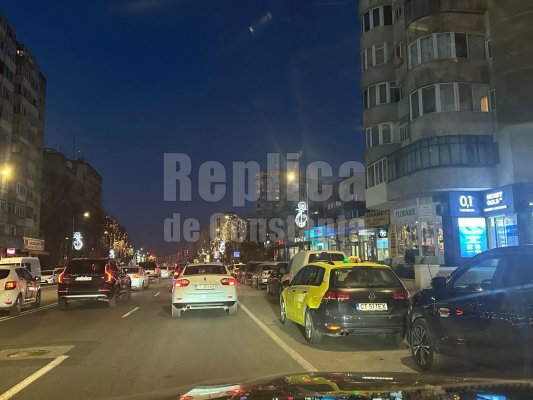 Taxiurile care ocupă locurile de parcare pe bulevardul 1 Decembrie creează un mare haos în trafic. Video