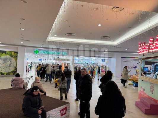 Ce se dă gratis la farmacia din Vivo?! Cozile sunt interminabile. Video