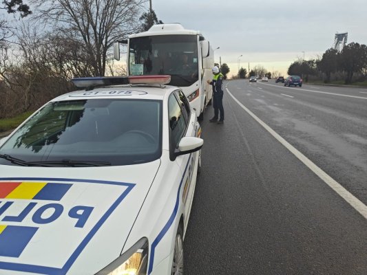 Două mașini de transport persoane oprite din circulație de polițiști