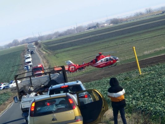 S-a răsturnat un camion, la ieșirea din Săcele. Șoferul a murit în elicopterul SMURD, în drum spre spital 
