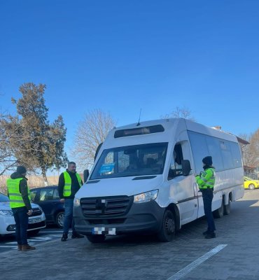 A curs cu amenzi pentru șoferii care transportă persoane