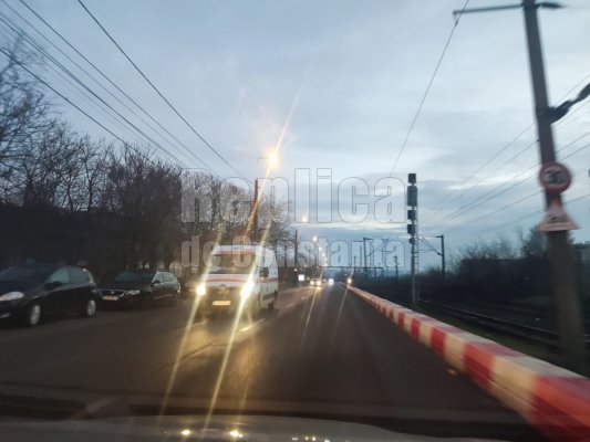 Incident feroviar în Poarta 6! Un bărbat beat a căzut pe șinele de tren, după ce s-a speriat că a claxonat mecanicul. Video