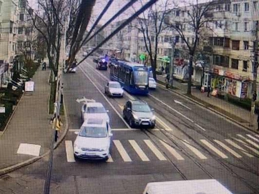 Un tramvai cu călători a pornit de pe loc, cu ușile blocate. Vatmanul coborâse să schimbe macazul. Video