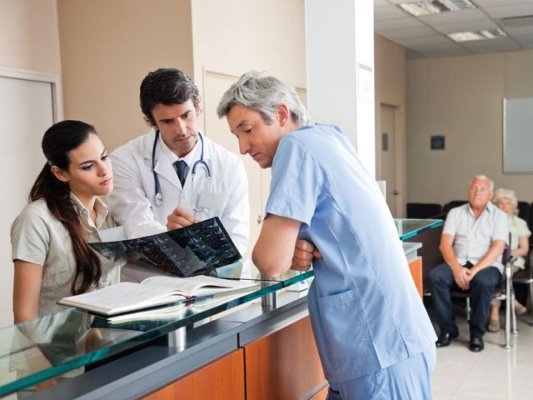 România are cei mai mulți absolvenți de medicină din UE, dar tot nu are doctori suficienți