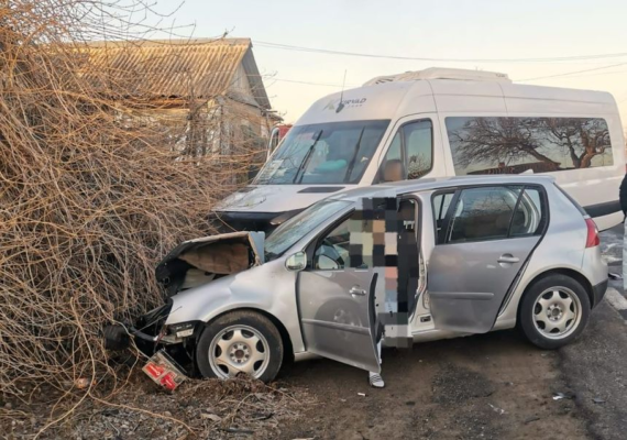 Accident grav! O maşină a intrat într-un microbuz: opt persoane au fost rănite, majoritatea elevi