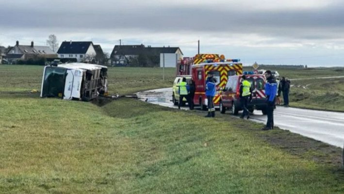 Un autobuz plin cu elevi s-a răsturnat în Franța, după un accident cumplit. O liceană a murit, iar alți 40 de oameni au fost răniți