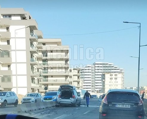 Accident rutier în Năvodari, zona LIDL: un autoturism a intrat în parapet