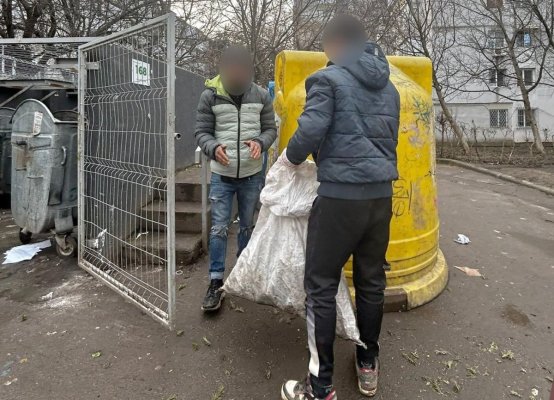 Doi bărbați, prinși de Poliția Locală în timp ce vandalizau un recipient de colectare a deșeurilor