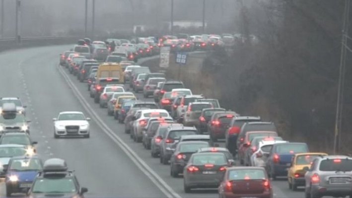 Aglomerație pe drumul dinspre munte. Polițiștii recomandă rute alternative