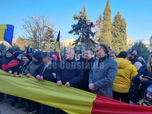 Protest în fața Prefecturii Constanța împotriva anulării alegerilor prezidențiale! Video