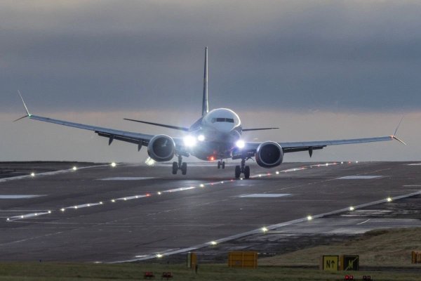 Probleme grave pentru o aeronavă Ryanair care a decolat de la Otopeni: Piloții au cerut să revină de urgență pe aeroport