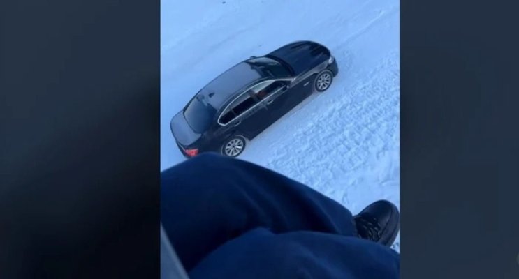 Cu BMW-ul pe post de sanie - Șofer filmat cum urcă cu mașina pe pârtie! Video