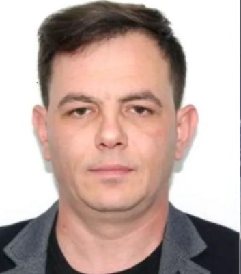Un bucătar a încercat să fure o mașină... cu proprietarul pe capotă 