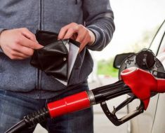 Prețul petrolului a scăzut, dar nu se vede și în România. Scumpiri record la carburanți. Motorina ar putea ajunge azi la 9 lei pe litru